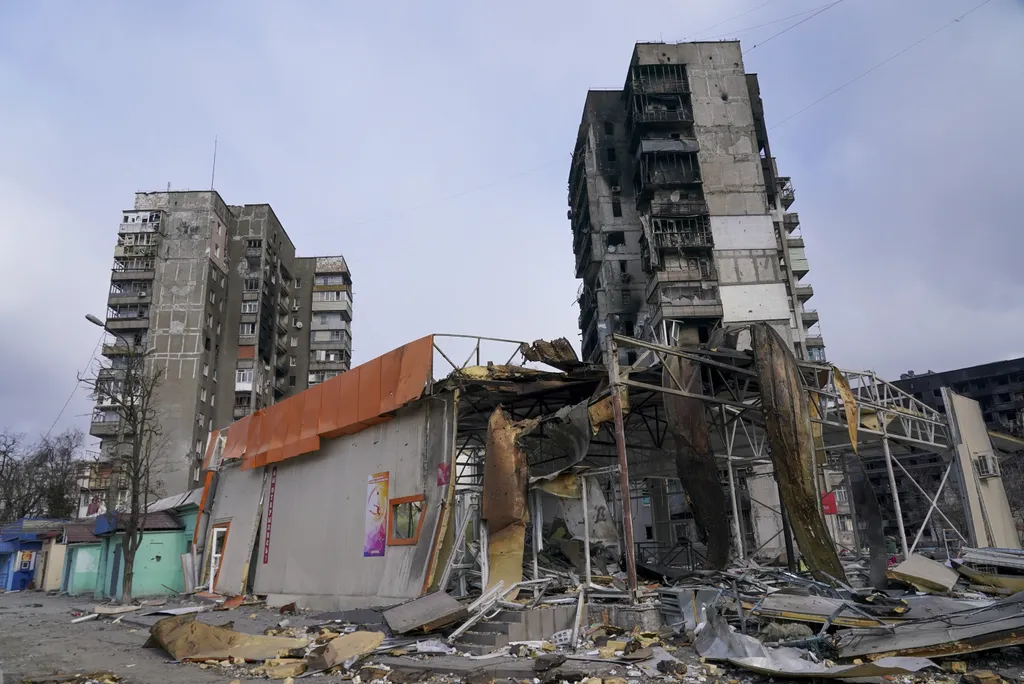 Ukrán válság 2022, orosz, ukrán, háború, Ukrajna, Mariupol, lakóház, rom, romok, romos, épület, bombázás, rakétatámadás 