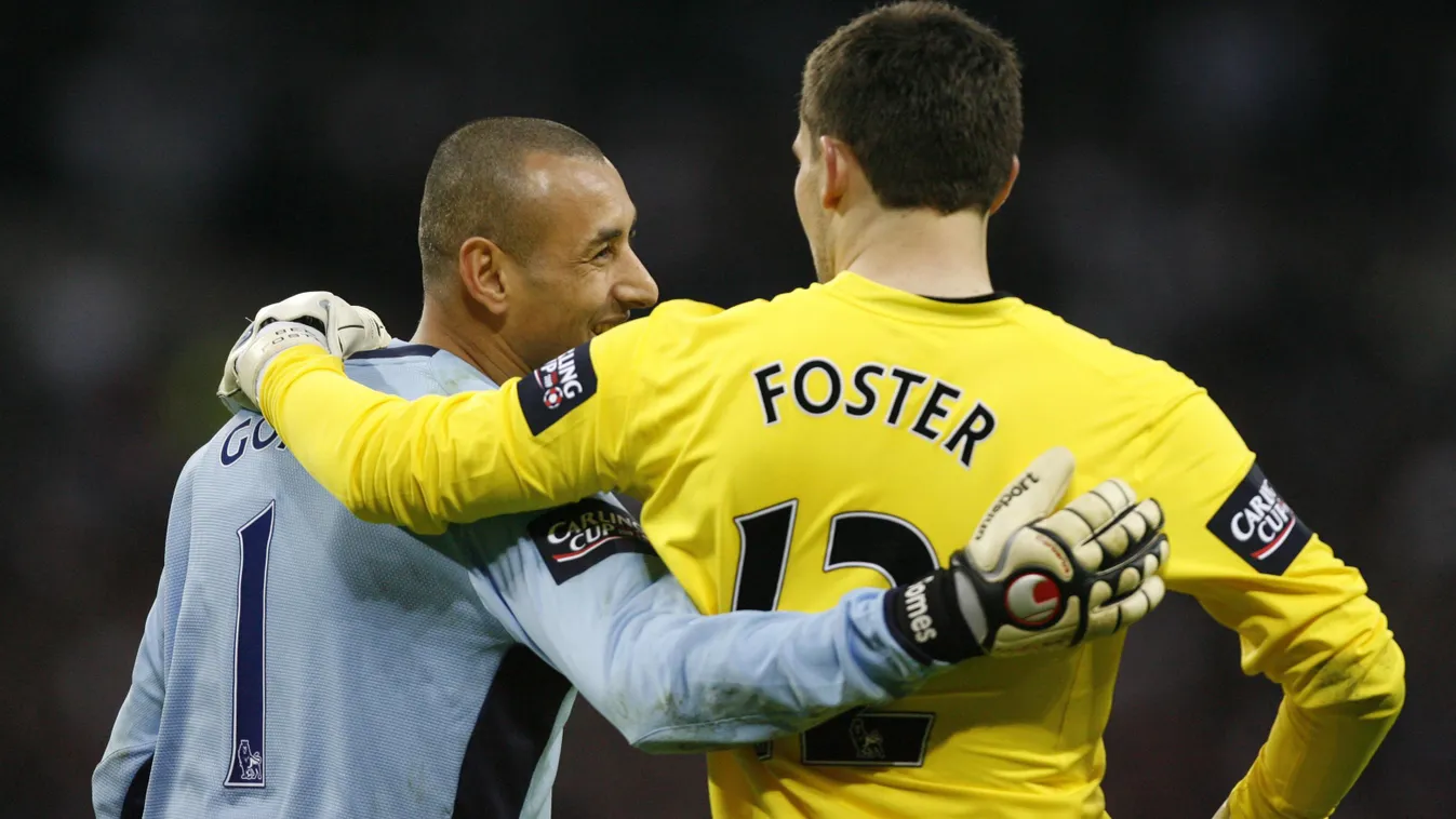 Horizontal CLOSE-UP BACK VIEW EMBRACE ARM IN ARM FOOTBALL MATCH SOCCER PLAYER GOALKEEPER DOCUMENTATION-SELECTION, Ben Foster, Heurelho Gomes 