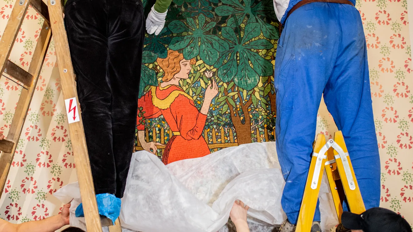 Rippl-Rónai József világhírű alkotása, a Vörösruhás nő című falikárpit 