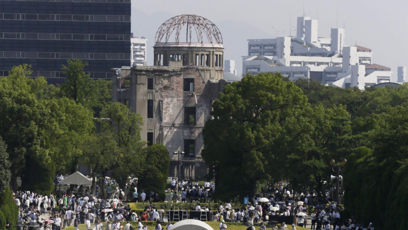Hirosima, 2015. augusztus 6.
Imádkozó emberek az áldozatok emlékműve előtt a Hirosima elleni amerikai atomtámadás 70. évfordulójának alkalmából tartott megemlékezésen a hirosimai Atombomba-kupola előtti Béke Emlékparkban 2015. augusztus 6-án. A történelem