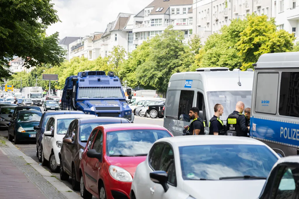 baleset, Berlin, autó, Rendőr tűzoltó berlini Breitscheid tér, gázolás, tömeg, helyszín, AFP, újabbak 