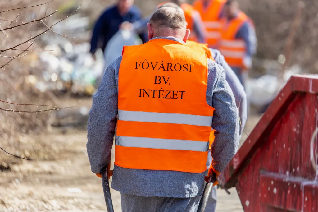 A magyar büntetés-végrehajtási szervezet már hosszú ideje részt vesz az országosan megszervezett „TeSzedd! – Önkéntesen a tiszta Magyarországért” mozgalomban. Idén is szedik a szemetet a rabok. A munkát a fővárosban március 21-én 10 órakor kezdik a Fővár 