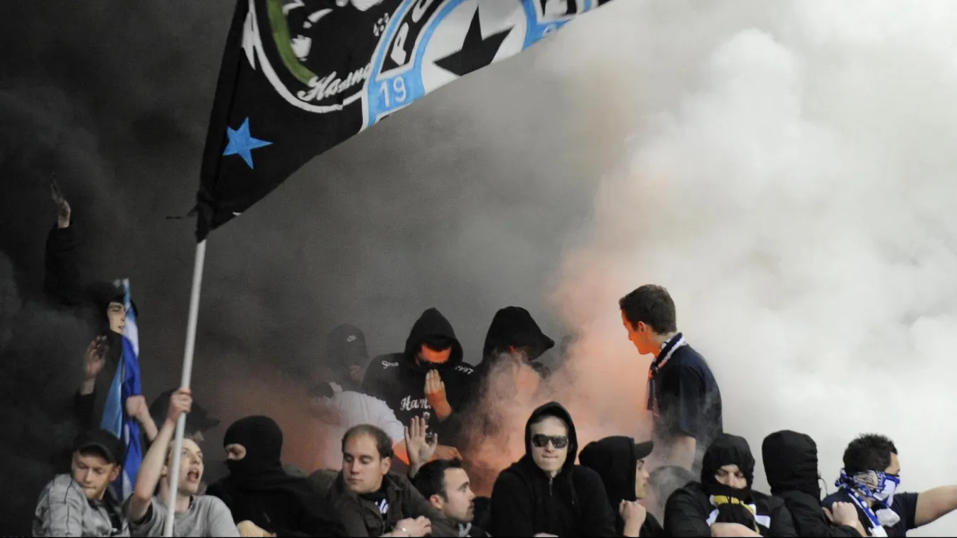 86086859 FOOTBALL MATCH AMBIANCE-SPORT SPORTS FAN UEFA CUP SEMIFINAL FLAG SMOKE DOCUMENTATION-SELECTION SQUARE FORMAT 