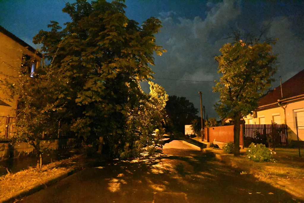 Éjszakai vihar, zápor, időjárás, felhőszakadás, zivatar a fővárosban, 2023.08.05., Budapest 