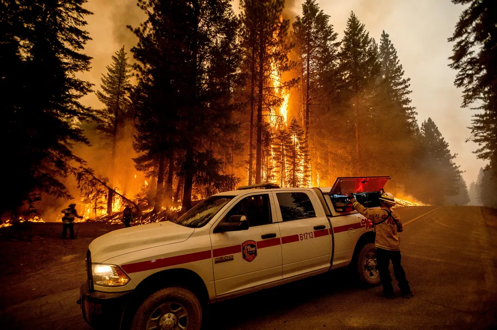 Prattville, 2021. július 24.
Ellentüzet figyelnek erdőtűz ellen küzdő tűzoltók az észak-kaliforniai Plumas megyében fekvő Prattville környékén 2021. július 23-án.
MTI/FR34727 AP/Noah Berger 