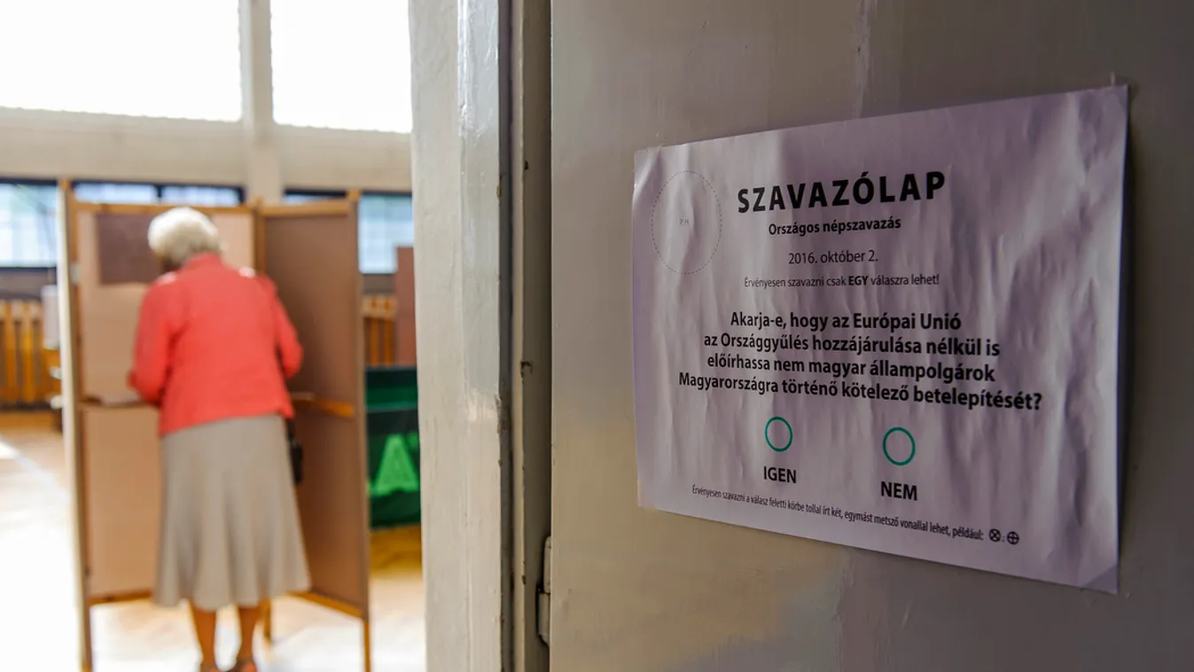 Egy választópolgár voksol a debreceni Vegyipari Szakközépiskolában kialakított 21. szavazókörben 