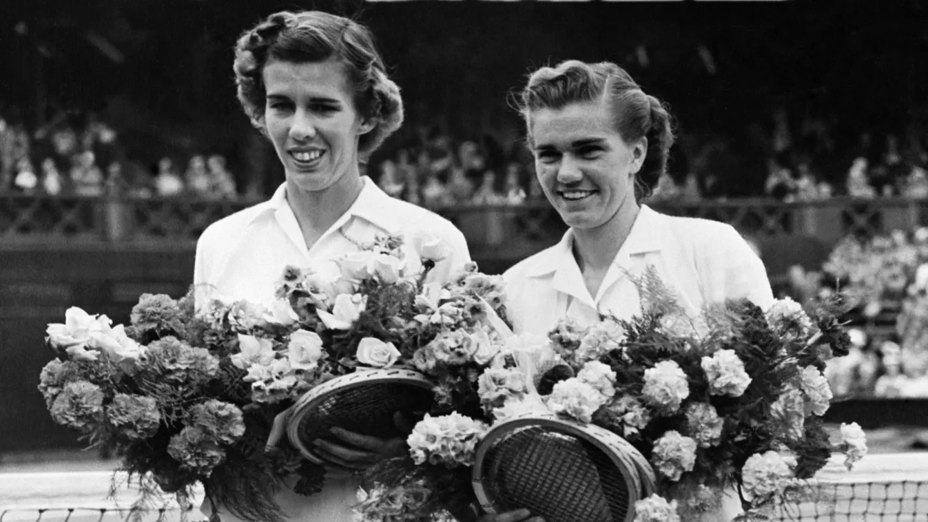 Doris Hart (balra) az 1950-es wimbledoni döntő után, amelyben legyőzte Shirley Fryt (jobbra) 