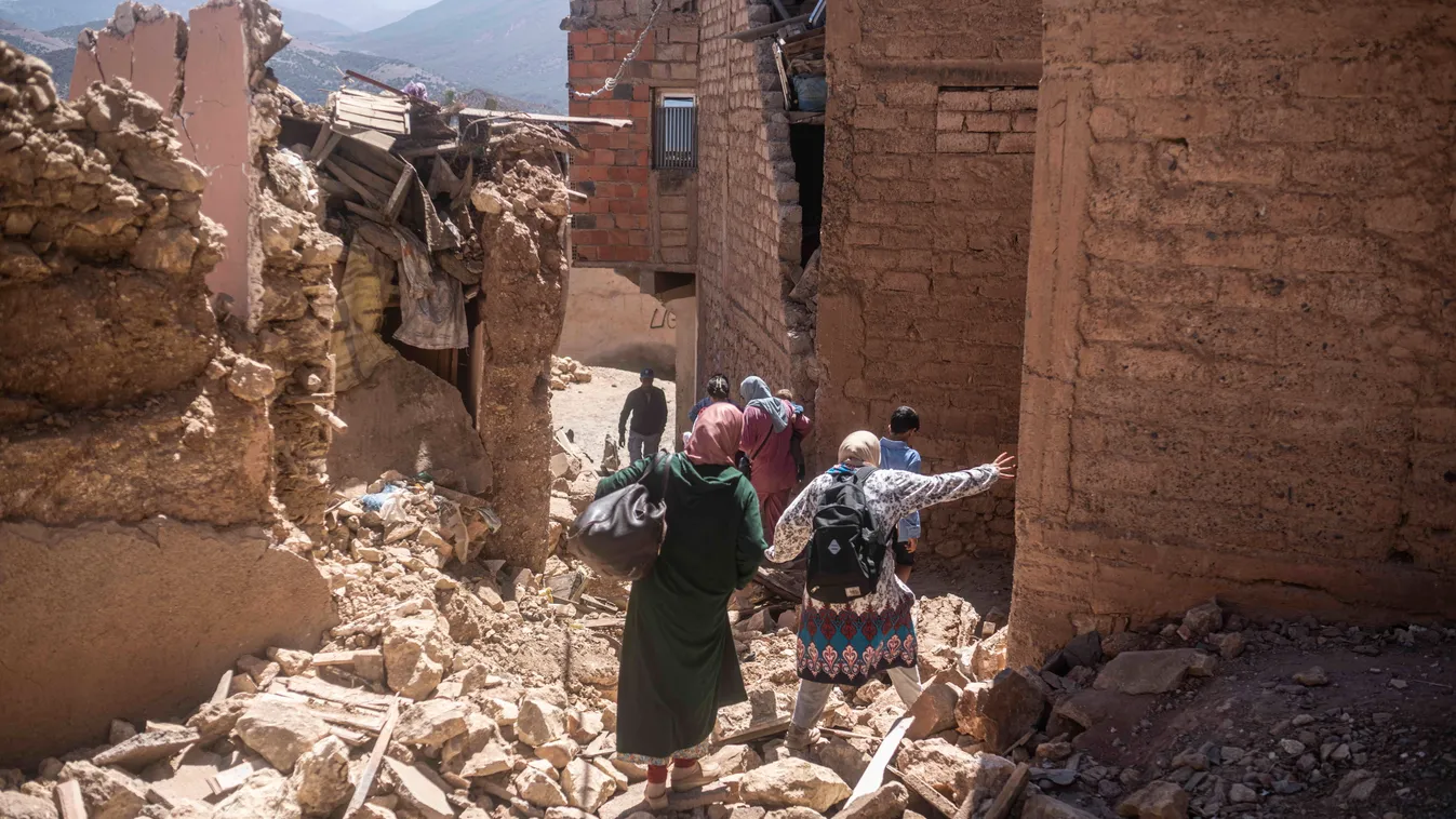 Mulaj Brahim, 2023. szeptember 10.
Helybeliek a földrengés sújtotta marokkói Mulaj Brahim településen 2023. szeptember 9-én, miután reggelre virradóan 7-es erősségű földmozgás pusztított az észak-afrikai országban. A rengés epicentrumát Marrákestől minteg