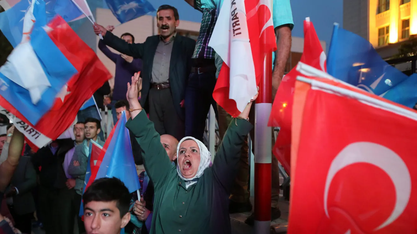 Ankara, 2015. június 7.
A kormányzó Igazság és Fejlődés Pártjának (AKP)  támogatói ünnepelnek Ankarában a parlamenti választások estéjén 2015. június 7-én. Az  iszlamista gyökerű konzervatív AKP a csaknem végleges eredmények szerint megnyerte a választást