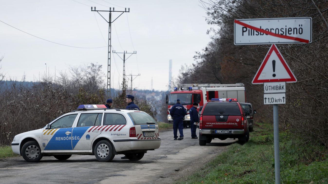Rendőrök, tűzoltók és katasztrófa-védelmisek helyszínelnek Pilisborosjenő határában, ahol állítólagosan radioaktív anyagot tartalmazó fiolákat találtak 2015 december 2-án Rendőrök, tűzoltók és katasztrófa-védelmisek helyszínelnek Pilisborosjenő határában,