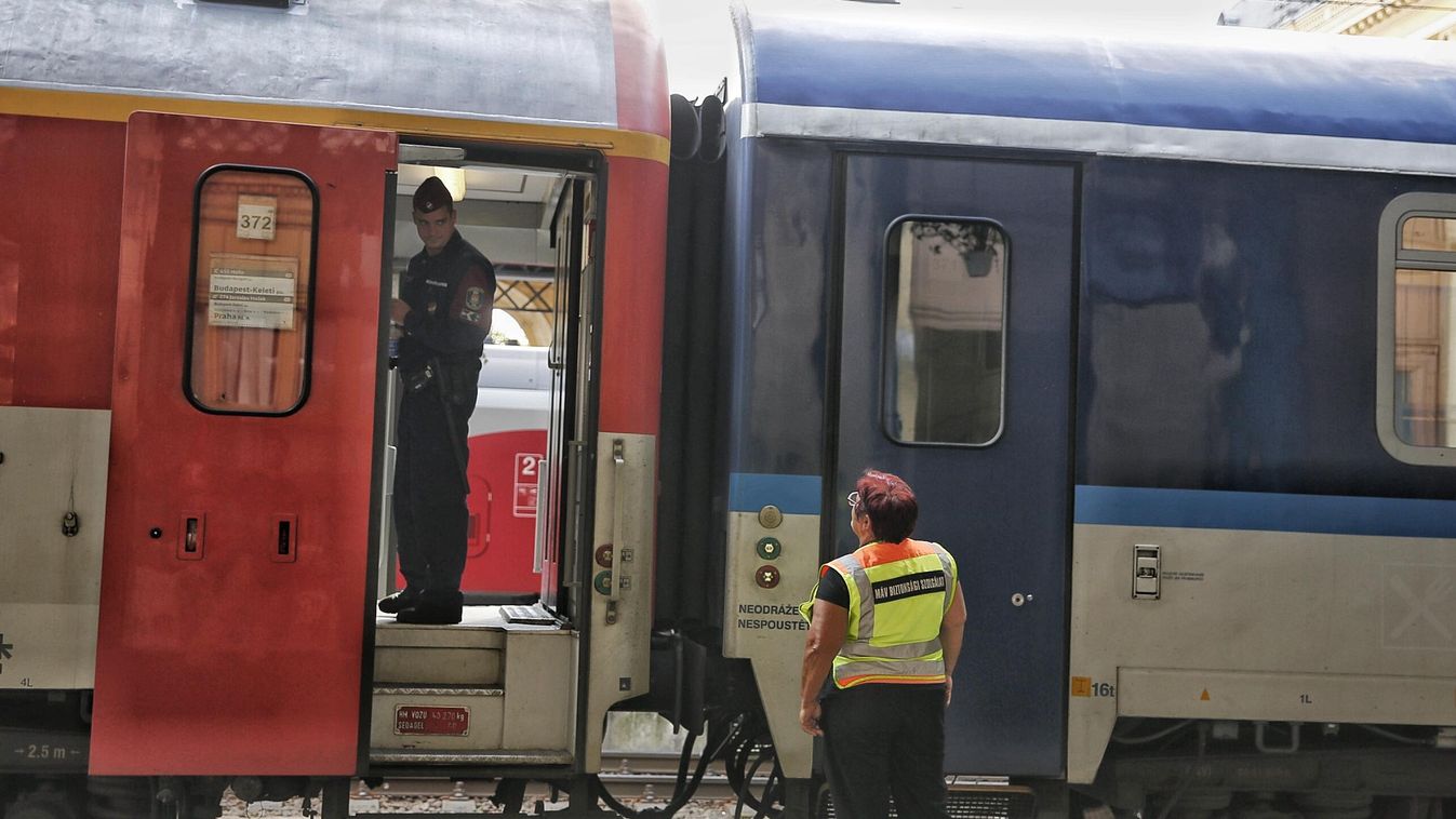nemzetközi vonatot ellenőrző rendőrök
MÁV vasút vonat rendőr 