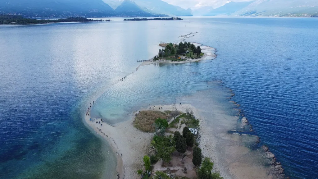 San Biagio-sziget TÁJ tó, Manerba del Garda, Garda-tó,San Biagio-sziget, olaszország, manerba, szárazság, vízszint csökkenés,  2023. 04. 14. 
