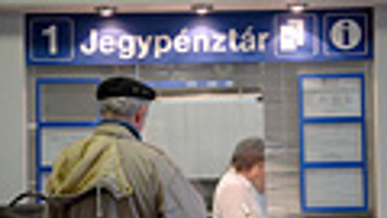 jegypénztár, utazási kedvezmény, MÁV, egy utas jegyet vált az egri pályaudvaron, Eger 