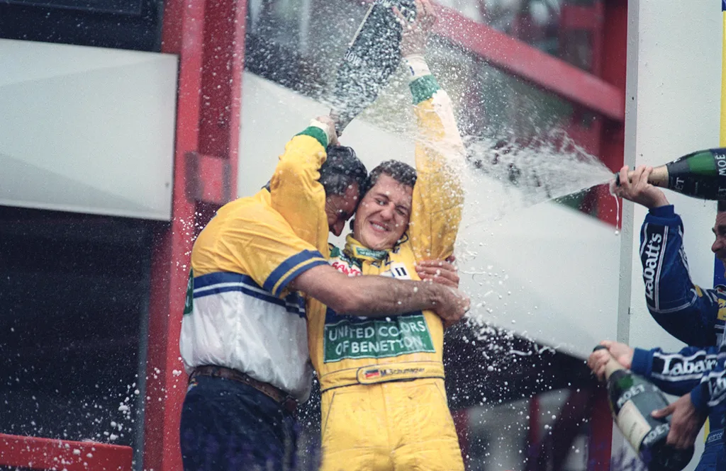 Schumacher ünnepel, miután megnyerte az 1992-es Belga Nagydíjat