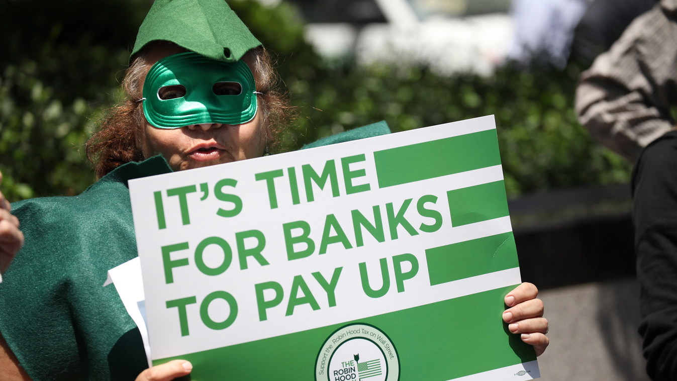 Modern Robin Hoodok, a Robin Hood tax kampány aktivistája egy New York-i bank előtt 