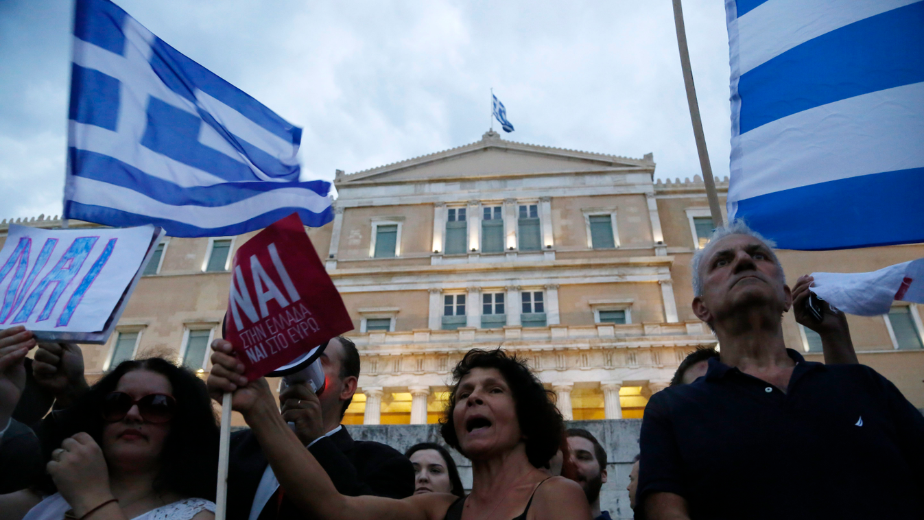 Athén, 2015. június 30.
A hitelezők programját támogatók tüntetnek a parlament athéni épülete előtt, a Szintagma téren 2015. június 30-án, öt nappal a Görögország nemzetközi hitelprogramjáról tartandó népszavazás előtt. (MTI/AP/Pétrosz Karadjiász) 