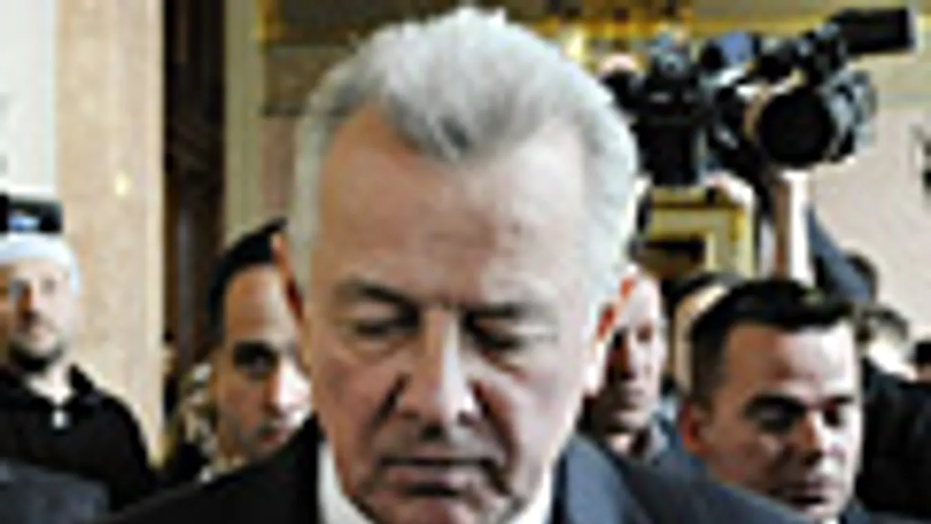 Schmitt Pál köztársasági elnök (b3) az Országházban, lemondása után útban az elnöki iroda felé 2012. április 2-án