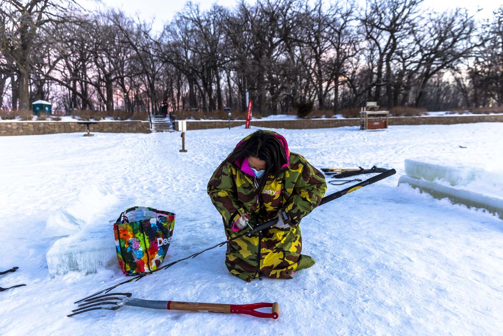 Amerika leghidegebb városában 
 MINNESOTA, USA - JANUARY 26: Thuy Anh Fox (Le), a member of the "Submergents" group prepare to take the plunge into the water at Lake Harriet in Minneapolis, Minnesota, on January 26, 2022. Today, the air 