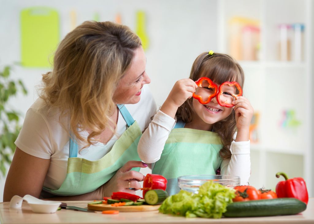 5 tipp, hogy rávedd a gyereket az egészséges étkezésre konyha fázés gyerek ez zsír 