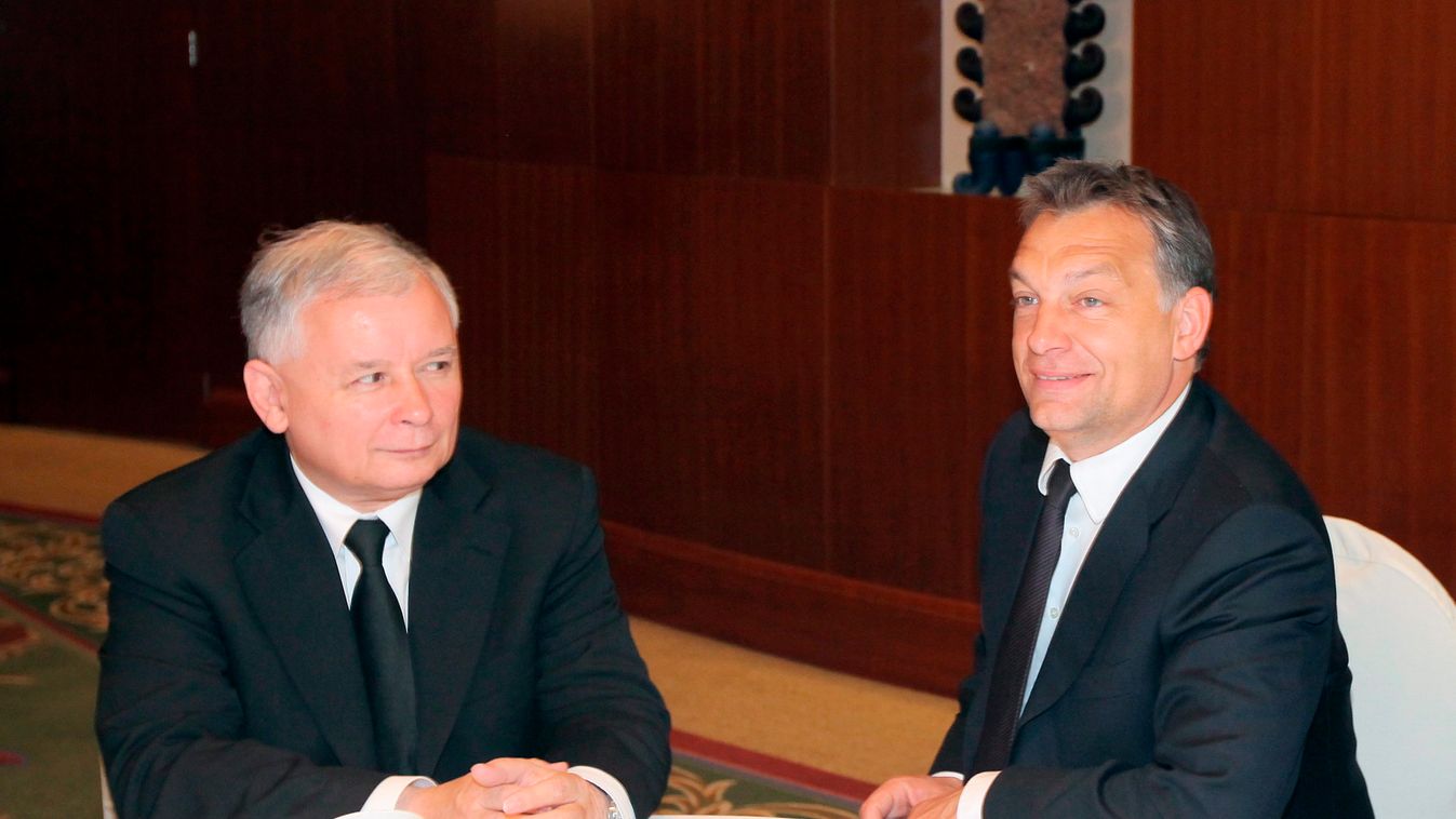 KACZYNSKI, Jaroslaw; Orbán Viktor ARCKIFEJEZÉS Közéleti személyiség foglalkozása mosolyog politikus SZEMÉLY 