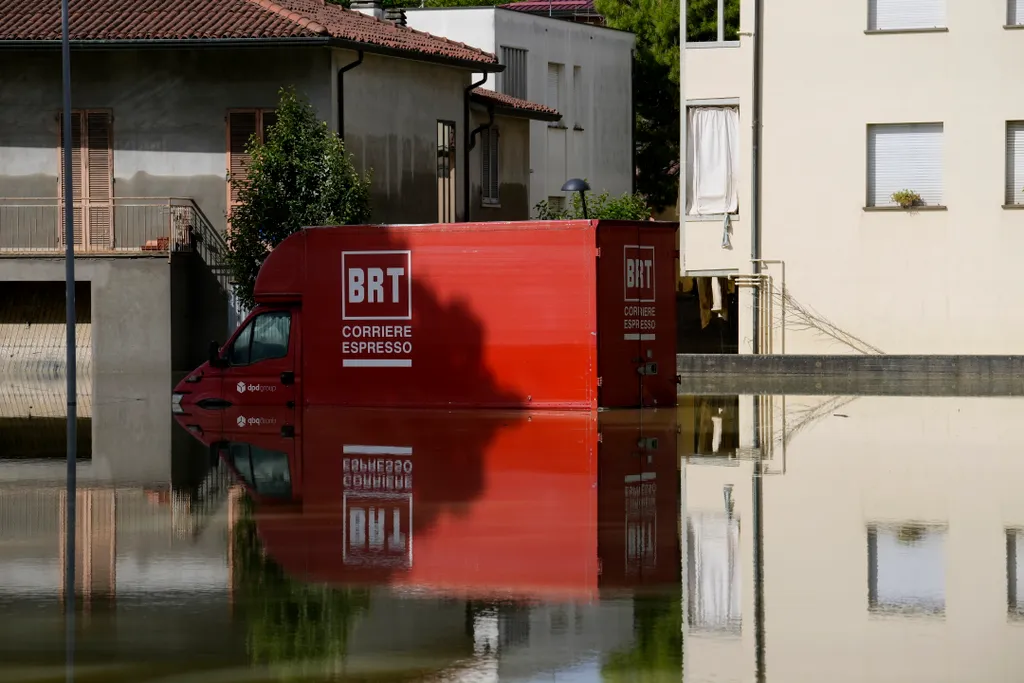 Faenza, 2023. május 18.
Árvíz a közép-olaszországi Faenzában 2023. május 18-án. Az elsősorban Emilia Romagna tartományt sújtó áradások nyolc ember halálát okozták, több mint tizenháromezret pedig otthona elhagyására kényszerítettek.
MTI/AP/Luca Bruno 