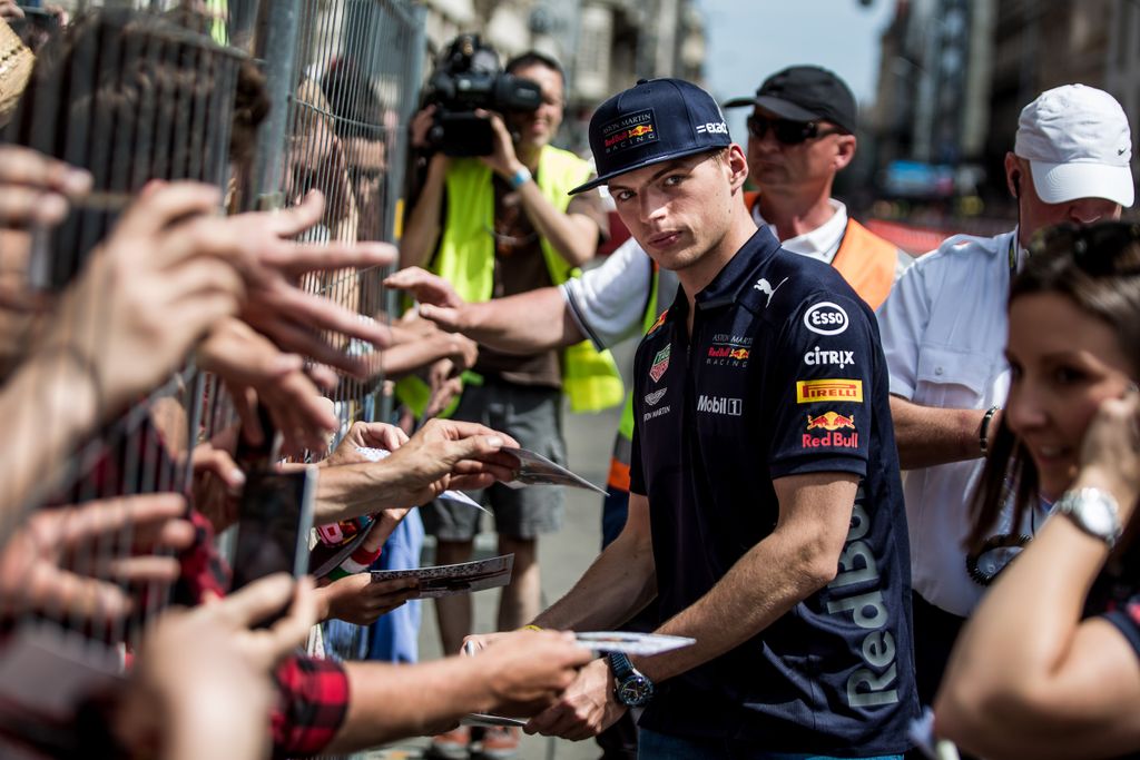 Nagy Futam 2018 - Max Verstappen (Red Bull Racing) dedikál 