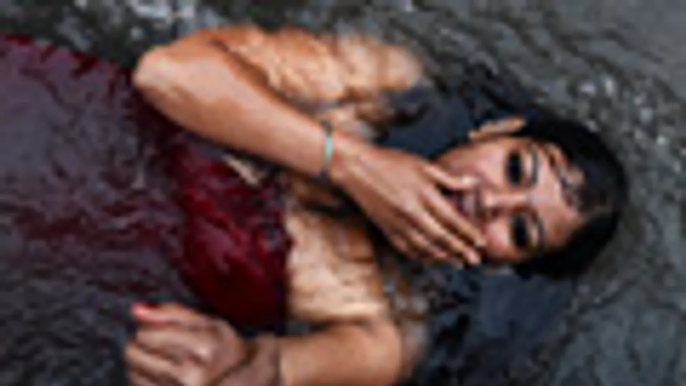 Hindu nő alámerül a Bagmati folyó vizében. A rituális tisztálkodástól szebb udvarlót, hosszabb életet, gazdagabb férjet remélnek a nepáli asszonyok