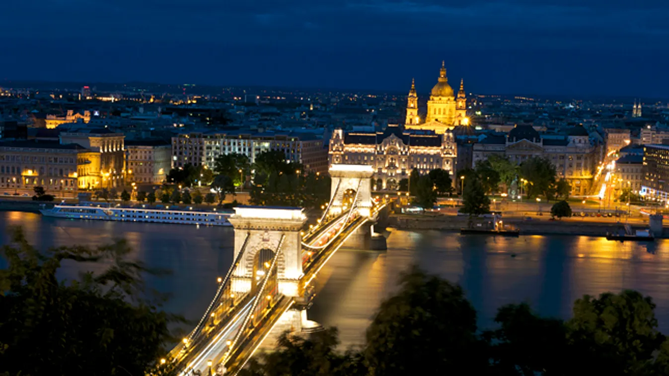 Budapest éjszakai látképe, Lánchíd