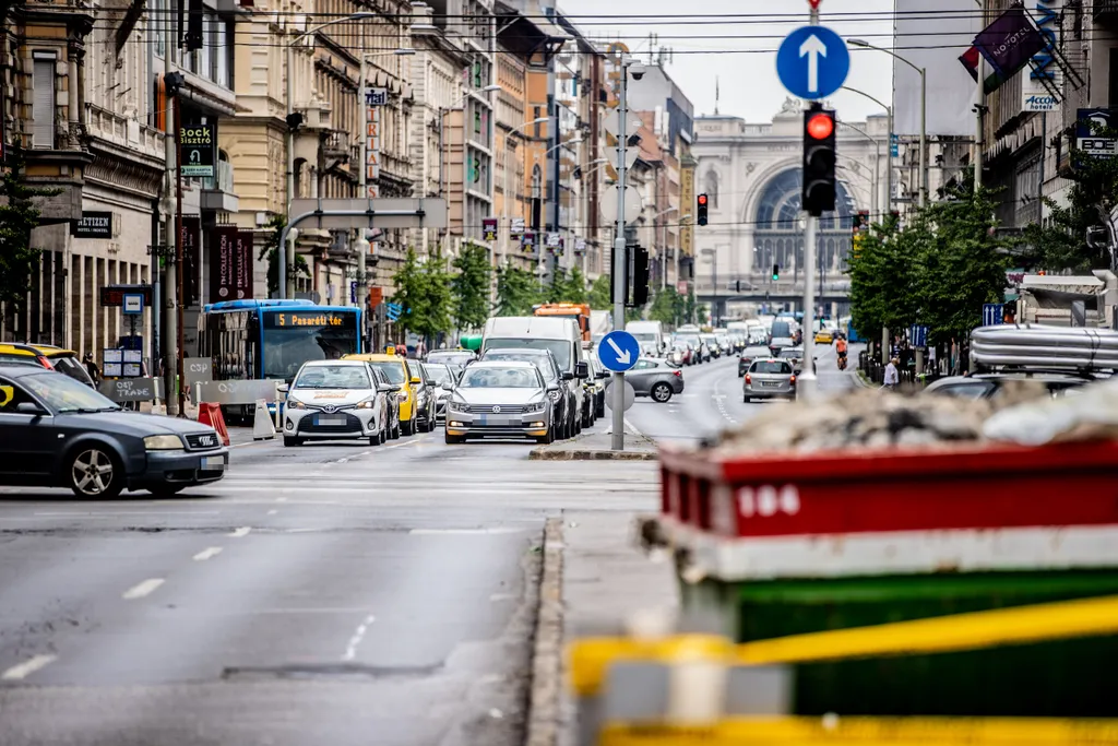 2021.07.12. Budapest, Blaha Lujza tér, dugó, közlekedés, építkezés, autó, BKV, busz, fennakadás, munkagép, torlódás 