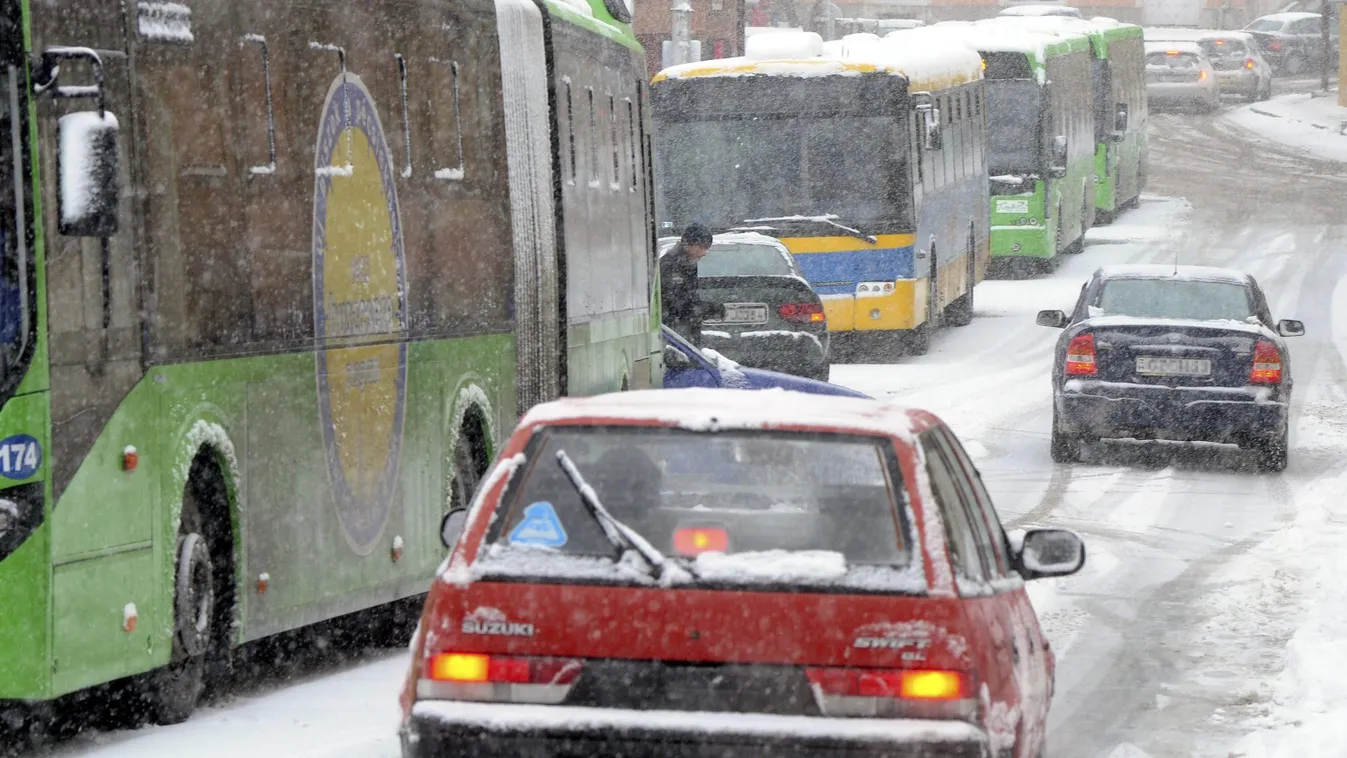 Pécs, 2015. február 6.
Elakadt autóbuszok a behavazott pécsi Kórház téren 2015. január 6-án.
MTI Fotó: Lendvai Péter 