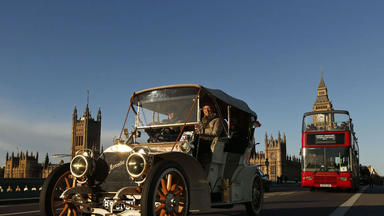 Veterán autók versenye Nagy-Britanniában, Egy 1904-es Mercedes a londoni Westminster hídon