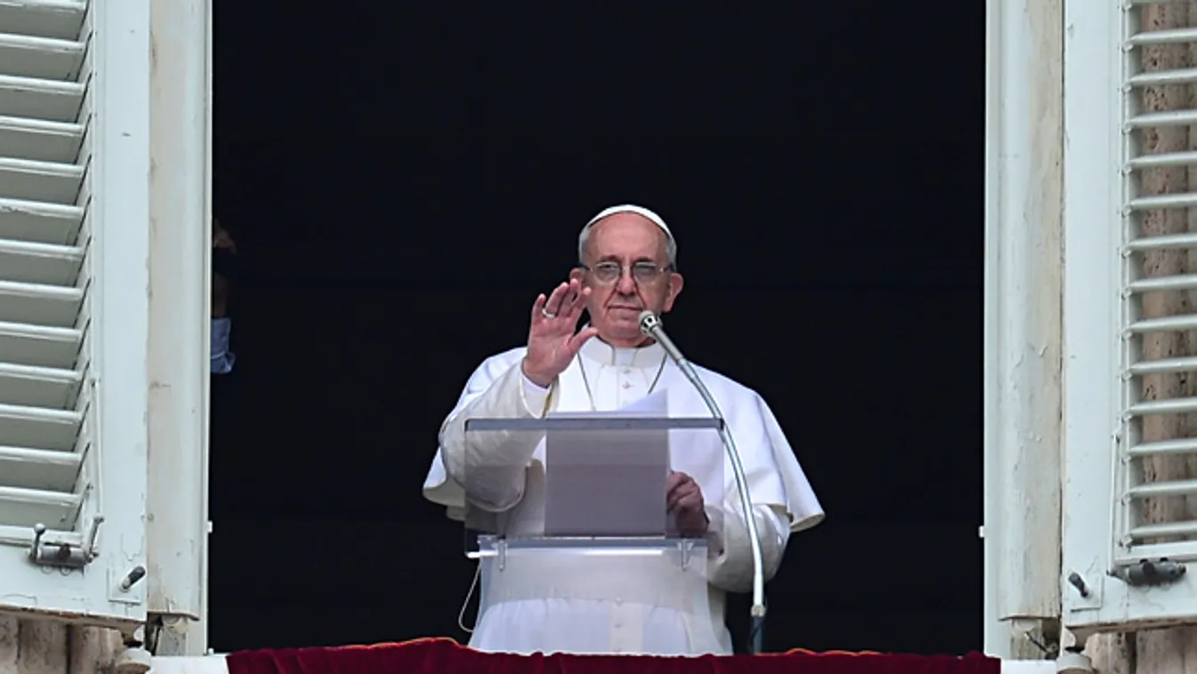 Ferenc pápa első egyházfői úrangyala (Angelus) imádságát mondja el a vatikáni Szent Péter térre néző dolgozószobájának ablakából 2013. március 17-én