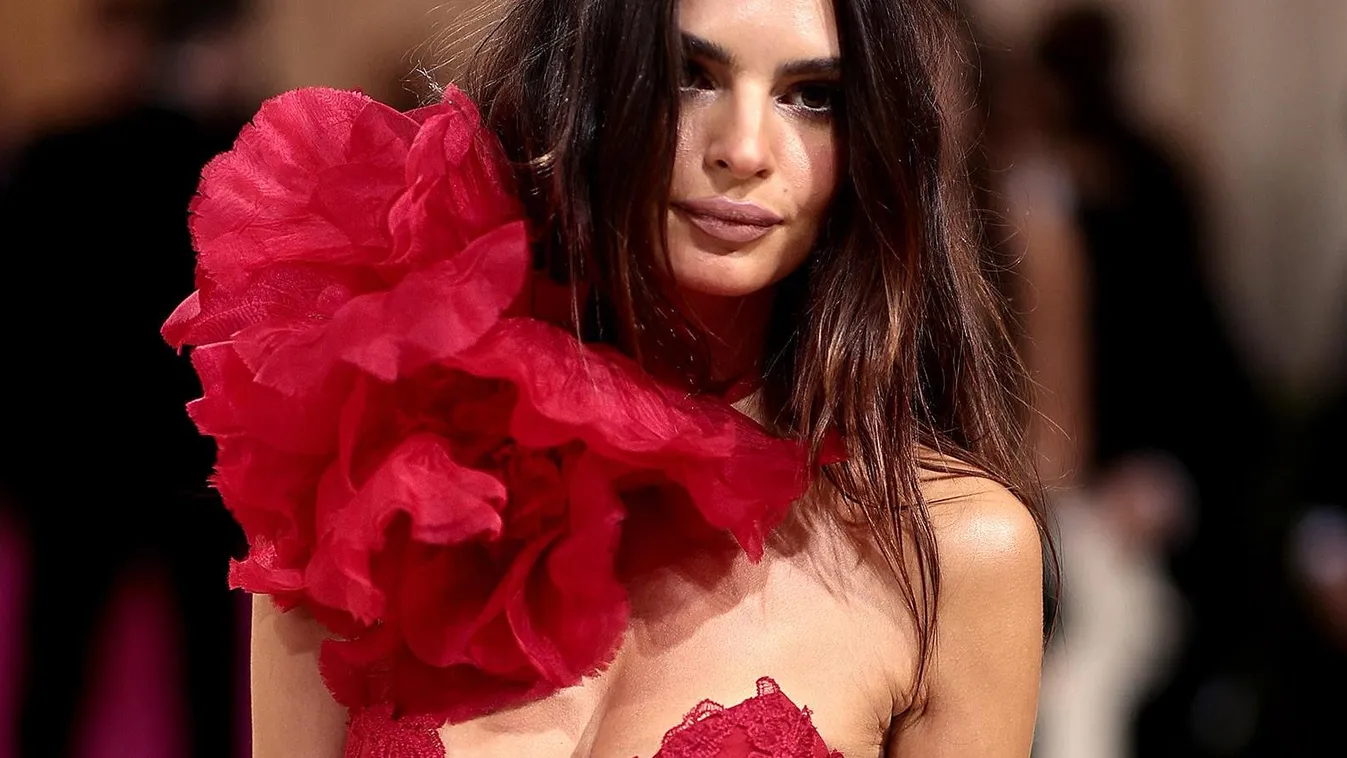 Emily Ratajkowski Bámulatos ruhakölteményekben pózoltak a sztárok a 2021-es MET-gálán: fotógaléria 