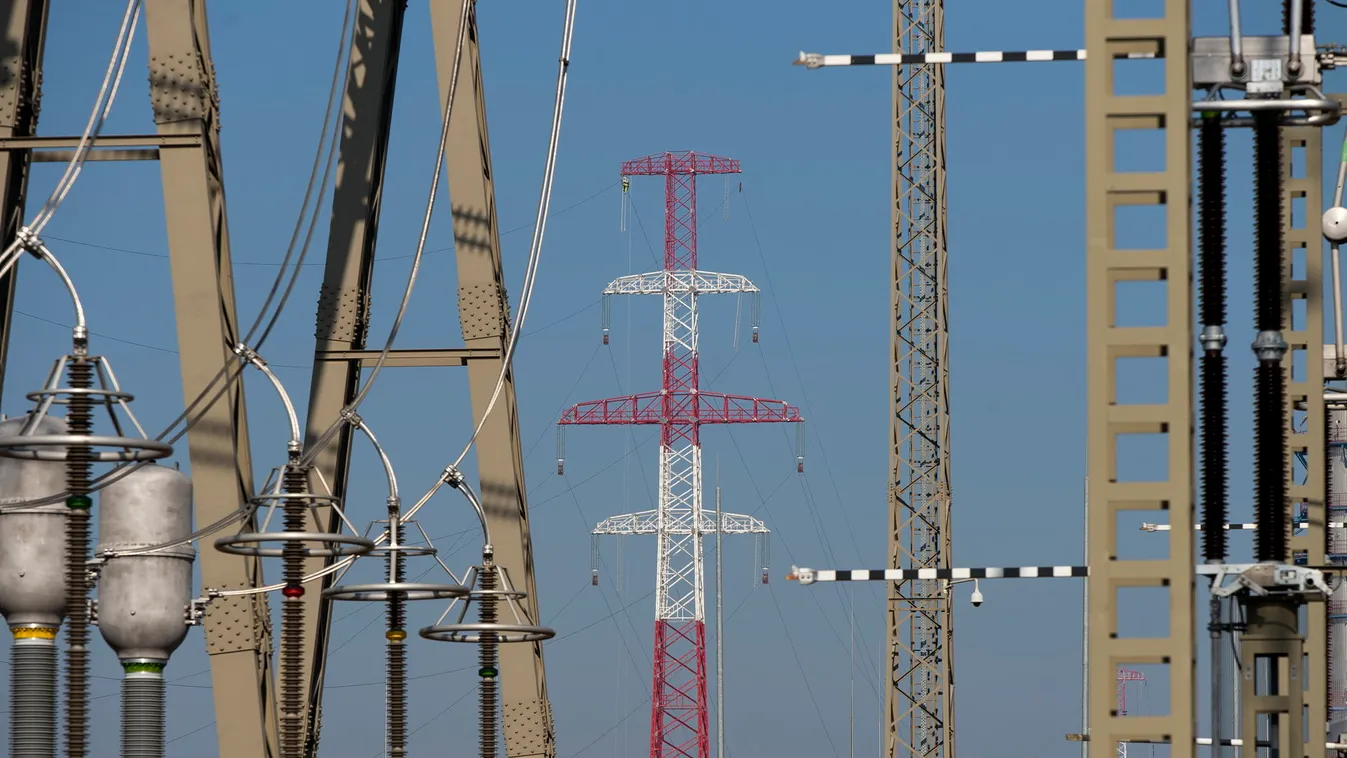 Megkezdődött a Dunát keresztező távvezeték áthúzása a folyó felett Gönyűnél, galéria, 2021 