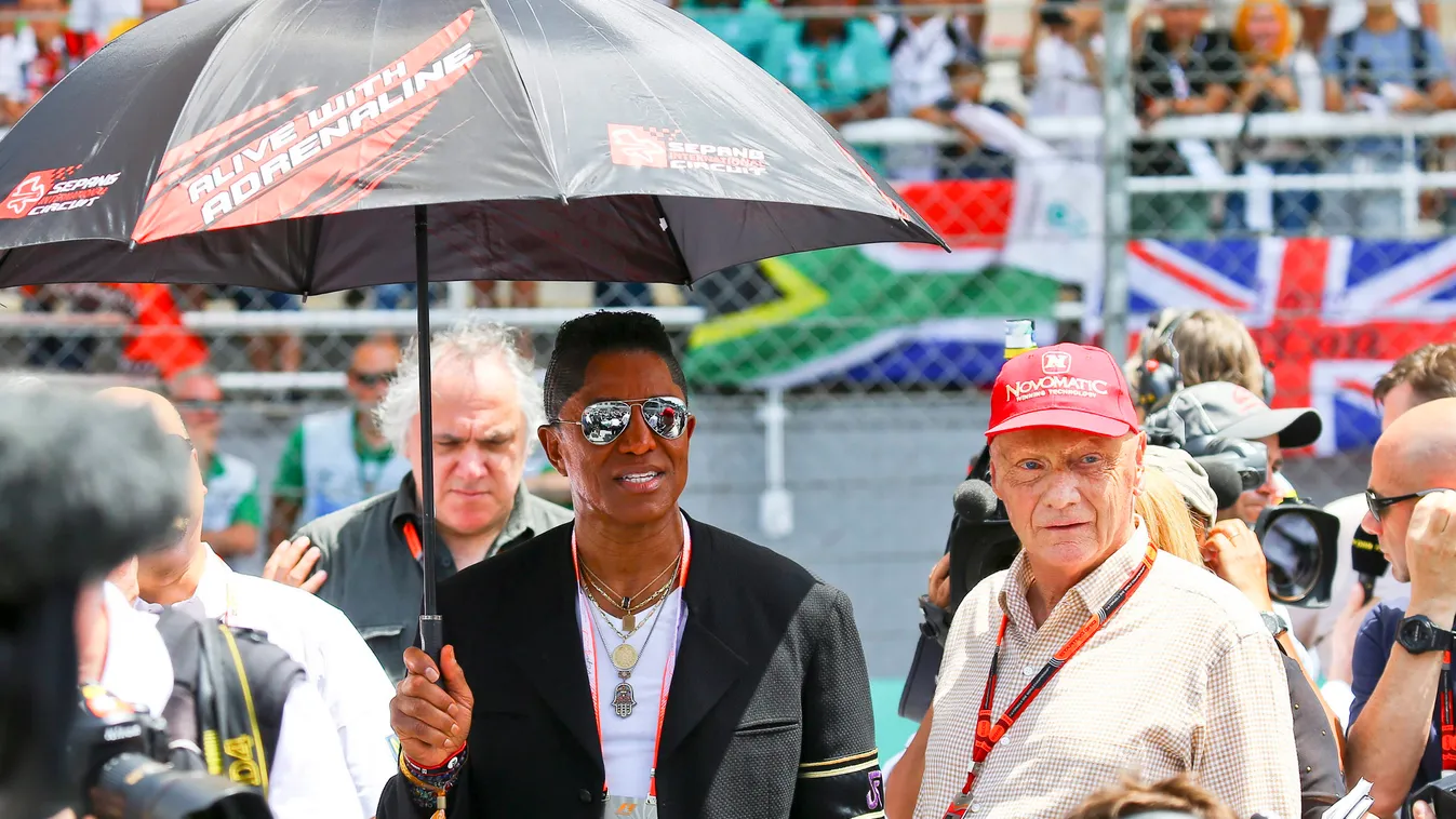 JACKSON, Michael Sepang, 2015. március 29.
Niki Lauda osztrák háromszoros Forma-1-es világbajnok, a Forma-1-es autós gyorsasági világbajnokságban szereplő Mercedes csapat résztulajdonosa és nem operatív elnöke (j) és Jermaine Jackson, Michael Jackson néha