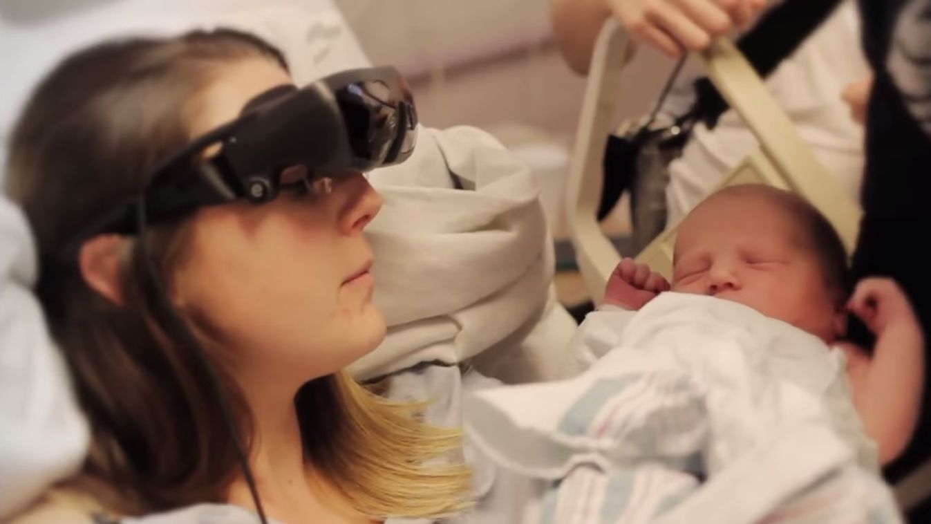 Az eSight szemüvegét viselő anyuka és újszülöttje 