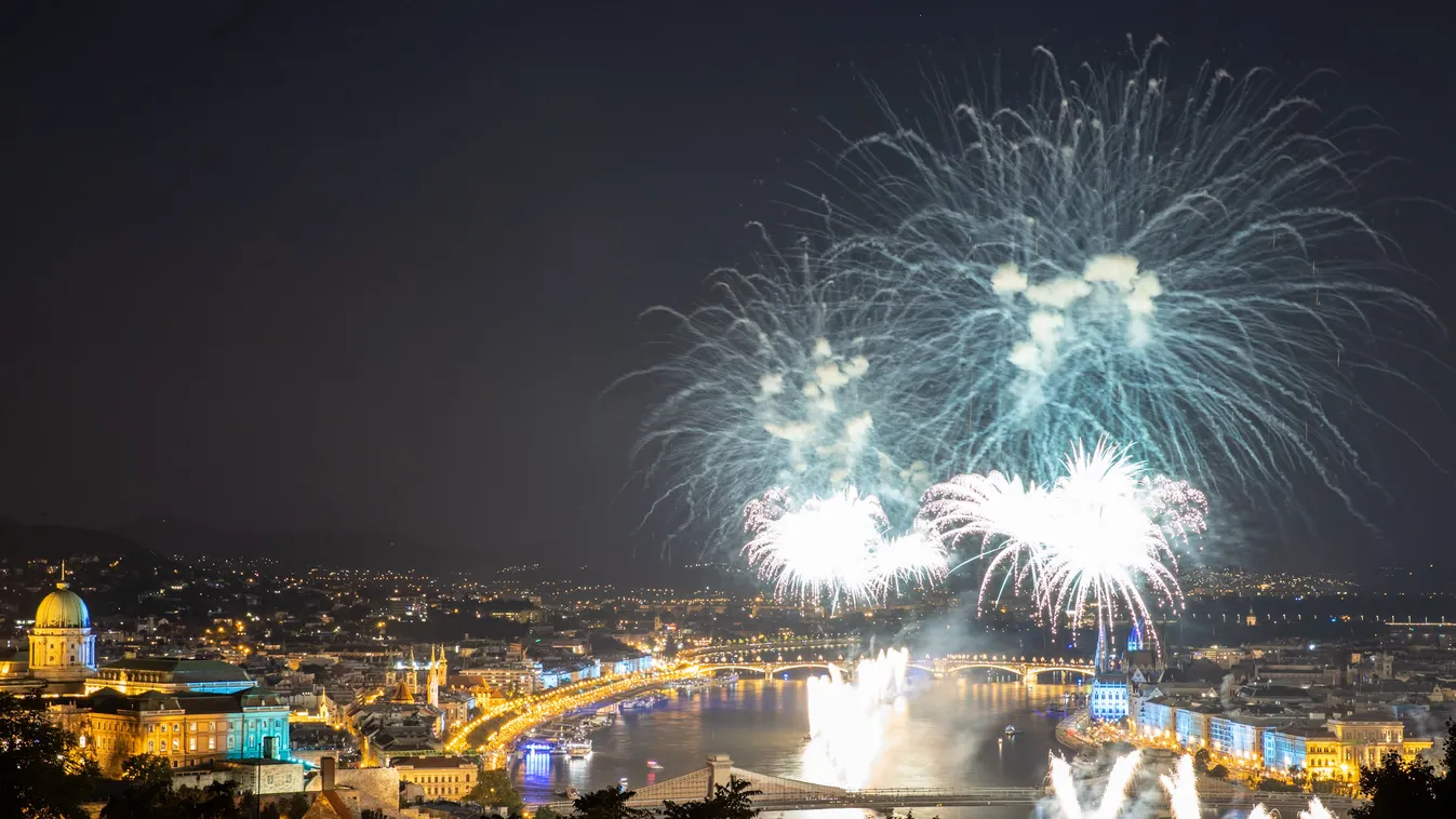 Így látszott a tűzijáték a Duna felett Budapesten az államalapítás ünnepén, Szent István napján 2021. augusztus 20-án a Gellért-hegyről. 