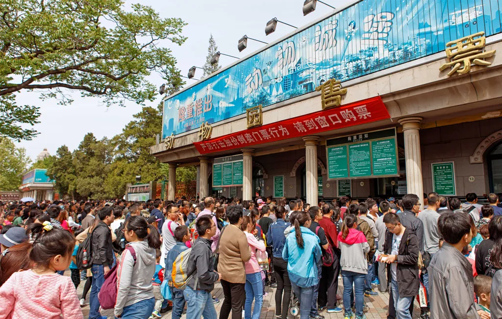 10 legnagyobb állatkert a világon - galéria 2021.09.21.  4. beijing zoo, china 
 Beijing,,China-,April,23,,2016:,People,Crowd,The,Box,Office city,crowd,line,tourism,beijing,tourist,chinese,file,public,up,z BEIJING, CHINA- A 