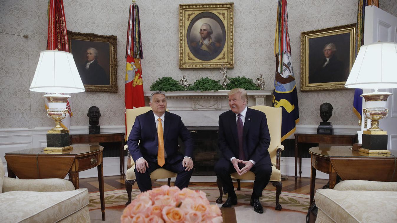 Donald Trump amerikai elnök (j) és Orbán Viktor miniszterelnök megbeszélést folytat a washingtoni Fehér Ház Ovális irodájában 2019. május 13-án. 