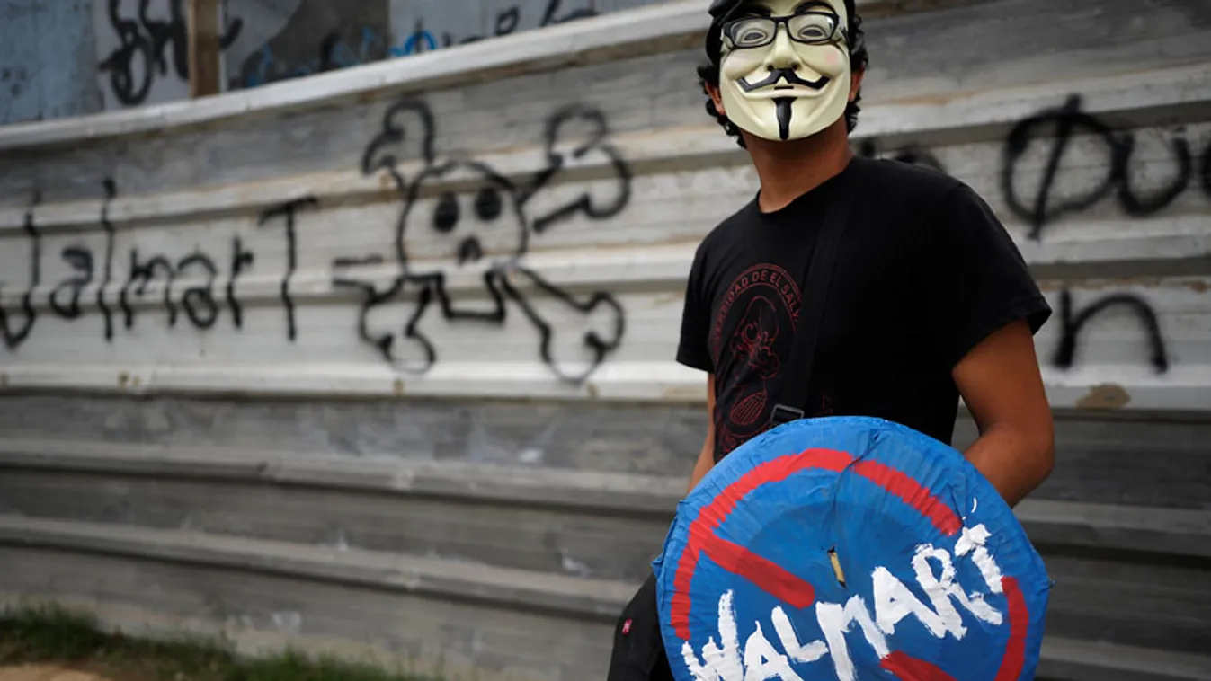 Walmart, amerikai áruházlánc, globalizáció ellen tiltakozó El Salvador-i diák 