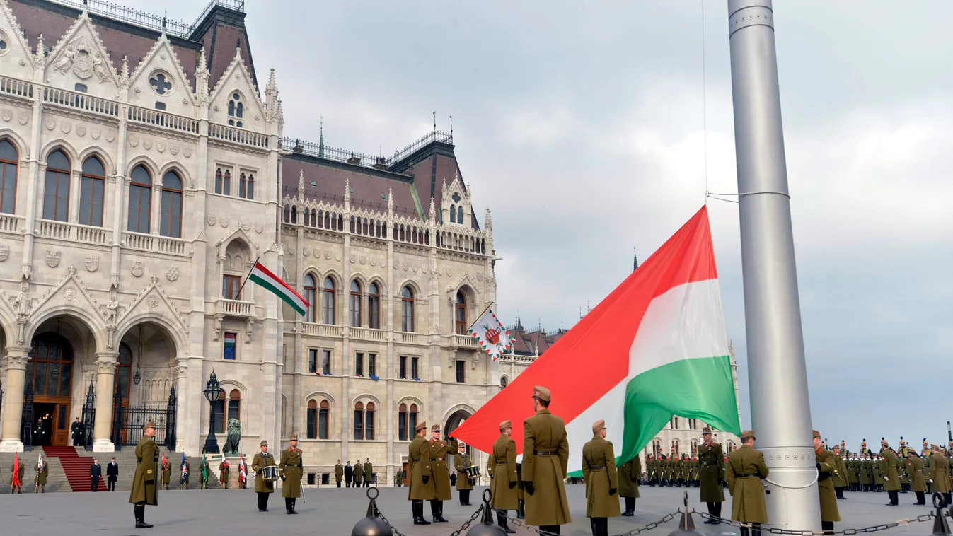 Áder János; Kövér László Budapest, 2015. március 15.
Áder János köztársasági elnök (b4) és Kövér László házelnök (b3) jelenlétében katonai tiszteletadással felvonják Magyarország lobogóját az 1848-49-es szabadságharc évfordulóján az Országház előtt, a Kos