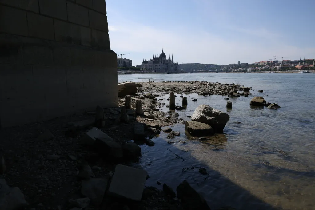 Duna, Budapest, szárasság, ínség szikla, Margit híd sziget hídfő, 