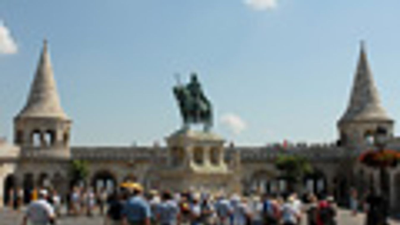 turizmus, Budapest, Külföldi turisták a budai várban, Halászbastya