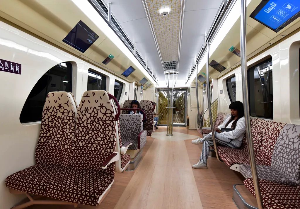 Doha, 2019. május 8.
Az első dohai metróvonal egyik szerelvényének utasai 2019. május 8-án, amikor megindul a közlekedés az új létesítményben. A 2022-es labdarúgó-világbajnokságra készülő Katar fővárosban 2020-ra épül ki a három vonalból álló teljes metróhálózat.
MTI/EPA/Nusad Szekkajil 