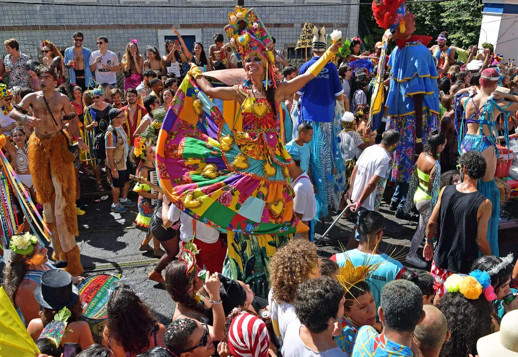 A brazil karneváli művész – színes jelmezek Brazília 