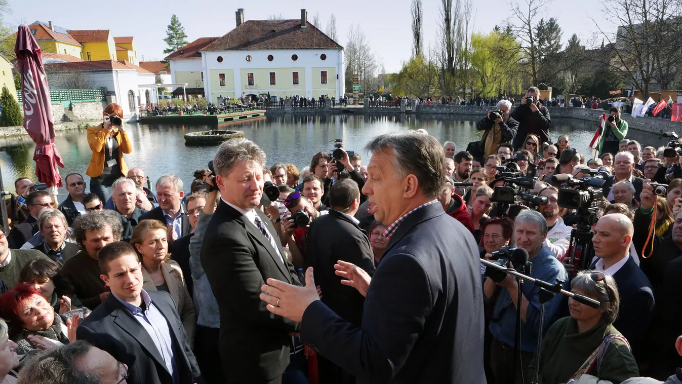 Tapolca választókörzet Fidesz-KDNP jelöltje, Fenyvesi Zoltán és Orbán Viktor beszél az egybegyűlt szimpatizánsokhoz Tapolcán 2015 április 9-én Tapolca választókörzet Fidesz-KDNP jelöltje, Fenyvesi Zoltán és Orbán Viktor beszél az egybegyűlt szimpatizánsok
