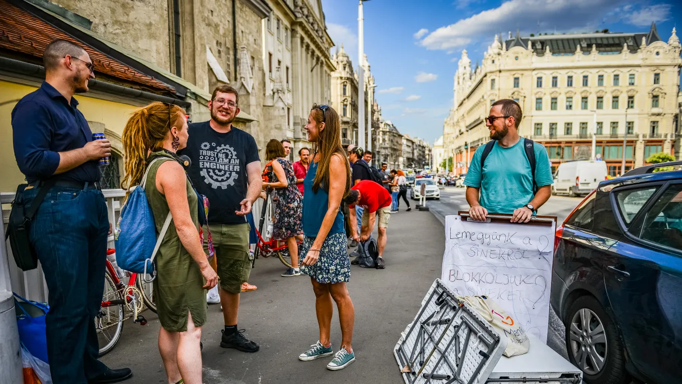 tüntetés a kata módosítása ellen, Tüntetés, Kata adózás, adó, vállalkozás, kisvállalkozó, KATA-s adózás, KATA módosítás, demonstráció, kisadózó, KATA, tüntetés, új, KATA törvény, tiltakozás, törvény, változás,  2022.07.14., MKKP, Erzsébet híd 