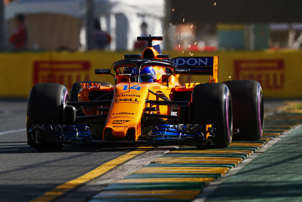 A Forma-1-es Ausztrál Nagydíj pénteki napja, Fernando Alonso, McLaren Racing, szikra 
