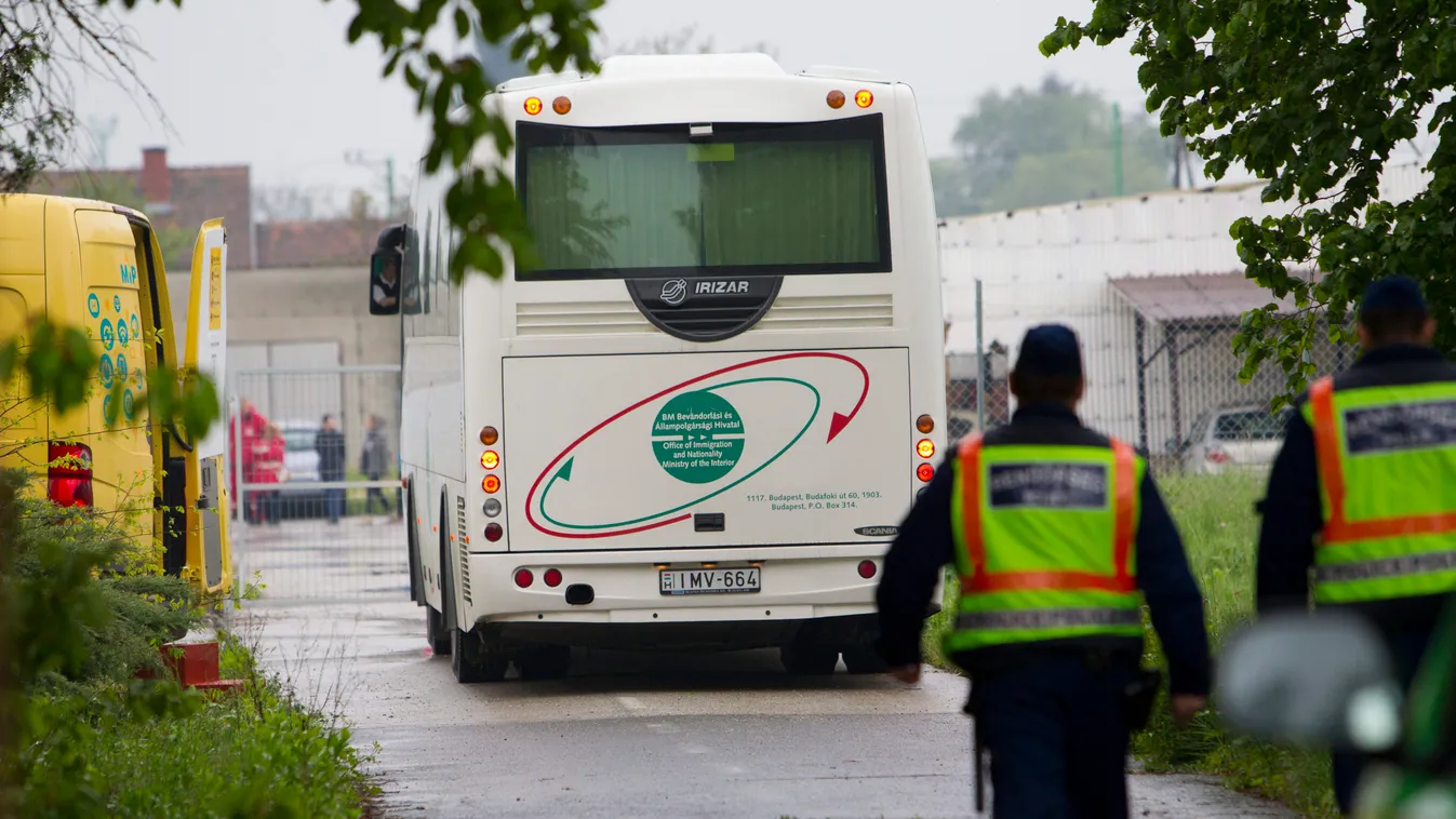 Körmend, autóbusz befogadótábor Foglalkozás illegális bevándorlás KÖZLEKEDÉSI ESZKÖZ menekültválság rendőr SZEMÉLY 