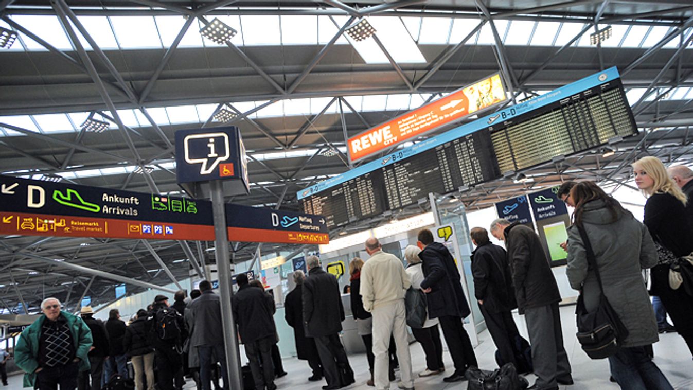 Utasok várakoznak a kölni repülőtéren, Lufthansa, sztrájk Németországban